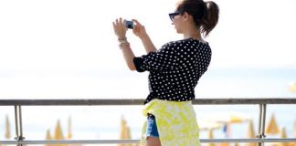 Gap: righe e fantasie tropicali nella summer collection per lei e per lui