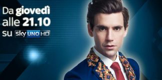 Mika: il suo look blu elettrico by Trussardi a X-Factor 8 [VIDEO]