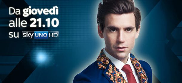 Mika: il suo look blu elettrico by Trussardi a X-Factor 8 [VIDEO]