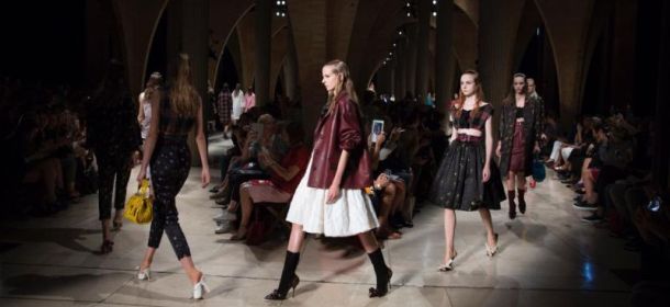 Paris Fashion Week: Miuccia Prada chiude con una moda casual e fantasiosa
