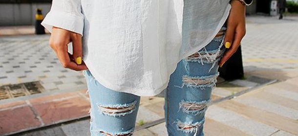 Jeans strappati: più sono consumati più sono trendy