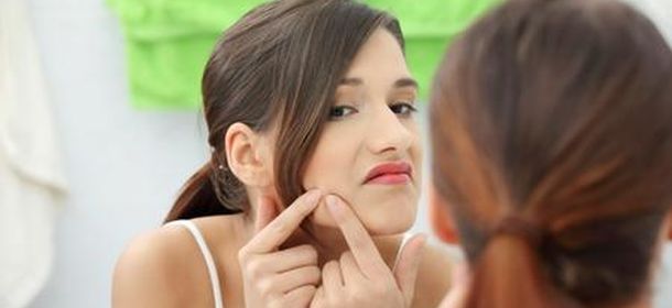 Nascondere i brufoli: ecco i "trucchi" magici del make up [TUTORIAL]