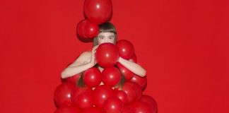 Desigual veste gratis chi si presenta in underwear... E in rosso