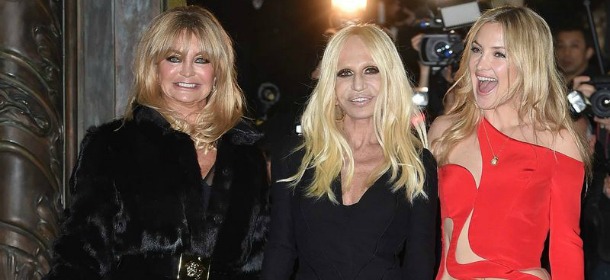 Versace sfila alla Parigi Fashion Week: abiti cuciti sulla pelle