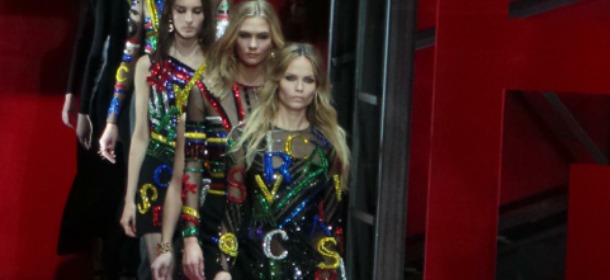 Versace, Milano Fashion Week: linee sagomate, dettagli nude e colori brillanti [FOTO]