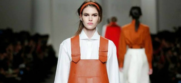 Fendi, Fashion Week: modelli rigidi e costruzioni a pannelli per la collezione disegnata da Lagerfeld