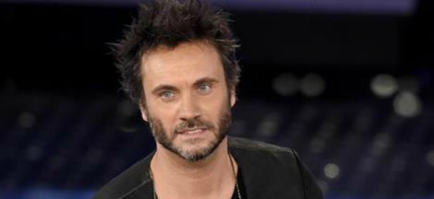 Nek: capelli sparati e barba naturalmente incolta. L'esperto spiega come realizzare il trend