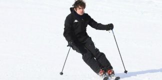 Riccardo Scamarcio in settimana bianca: total black per l'attore a Courmayeur