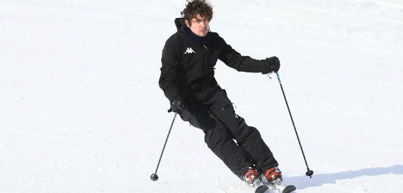 Riccardo Scamarcio in settimana bianca: total black per l'attore a Courmayeur