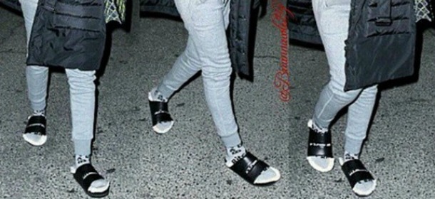 Rihanna e la ciabatta da sera: nuove frontiere di look [FOTO]