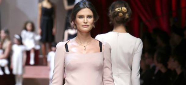 Bianca Balti sfila col pancione per Dolce & Gabbana: la collezione celebra le mamme
