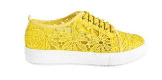 Sneakers, la primavera è rasoterra: stampe floreali e trame sofisticate [FOTO]