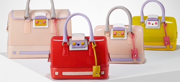 Furla, tornano le it-bag più famose del marchio: la P/E ha colori pastello e sorbetto [FOTO]