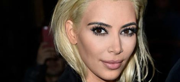 Kim Kardashian bionda: tutti gli occhi della Paris Fashion Week puntati sul nuovo look