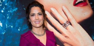 Salma Hayek brinda a Milano nello store Pomellato: abito marsala e gioielli in oro rosa