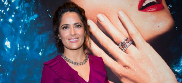 Salma Hayek brinda a Milano nello store Pomellato: abito marsala e gioielli in oro rosa
