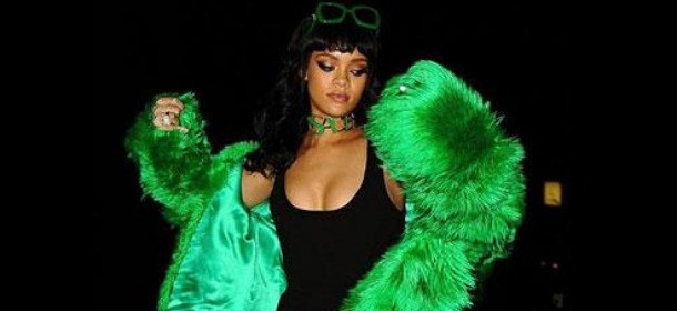 Rihanna sceglie Versace per gli iHeartRadio Music Awards 2015