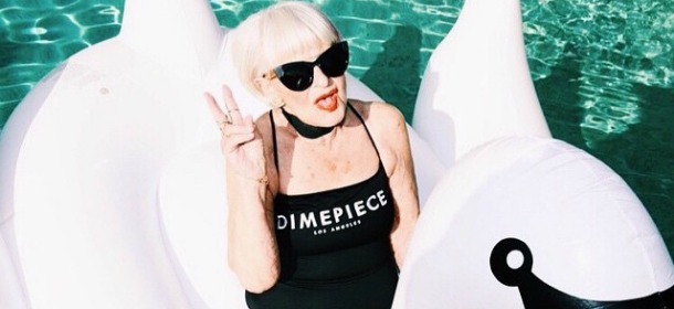 Baddie Winklie, la nonna più cool del web: a 86 anni posa in costume da bagno [FOTO]