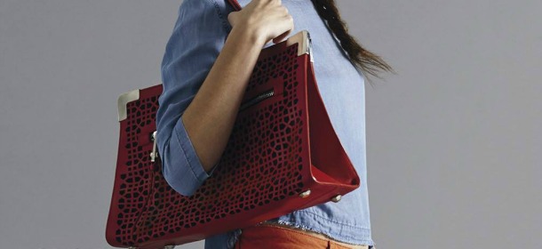 Pinko: shopper, clutch e bauletti per un'estate a tutto colore [FOTO]