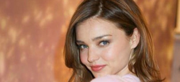 Trend capelli, il foilyage: luce tra le chiome castane come Miranda Kerr