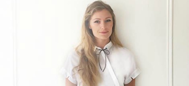 Matilda Kahl, da tre anni con lo stesso abito in ufficio: mai più indecisa su cosa mettere