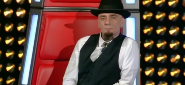 The Voice, il look di J-Ax: bretelle tranky funky e borchie rock'n'roll [FOTO]