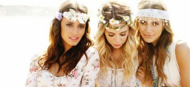 Fiori tra i capelli come gli hippies: la coroncina è il must di stagione
