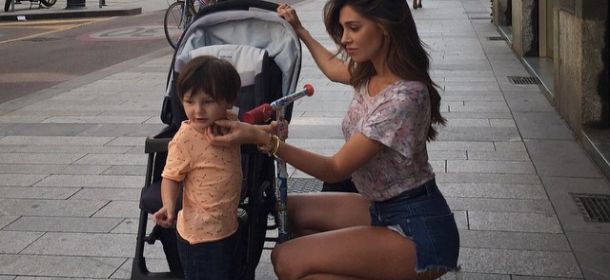 Belen e i suoi pantaloncini a vita alta: sono il must have dell'estate?