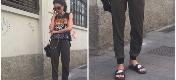 Street style, Chiara Biasi sceglie le ciabatte Nike di gomma: nuovo trend?