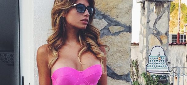 Chiara Nasti, il bikini fucsia divide i followers: troppo striminzito?