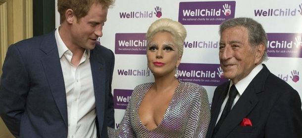 Lady Gaga quasi nuda a un evento di beneficenza. Ma il principe Harry gradisce ...