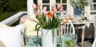 Idee casa: viole, cesti di vimini e barattoli di latta per un terrazzo shabby chic