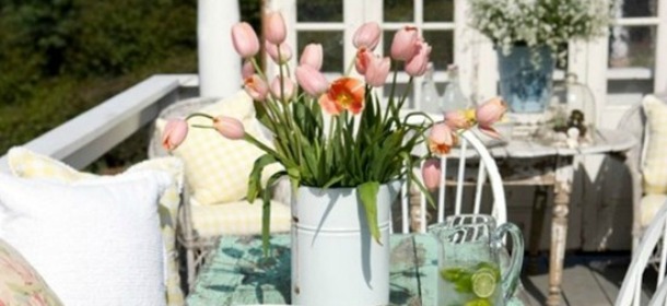 Idee casa: viole, cesti di vimini e barattoli di latta per un terrazzo shabby chic