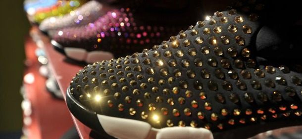 Shine Baby Shine di Pinko: le sneakers sporty chic con strass e pietre preziose