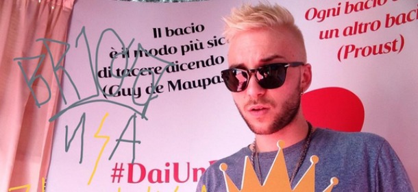 Briga cambia look: capelli biondo platino al Coca-Cola Summer Festival