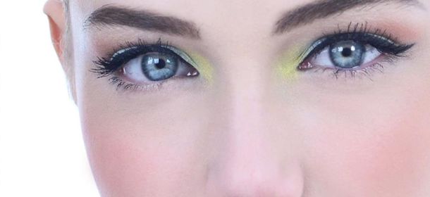 Eyeliner nero, bianco e multicolor: ecco le tendenze dell'Estate 2015