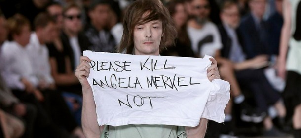 Parigi Fashion Week, il modello Jera in passerella con un cartello contro Angela Merkel