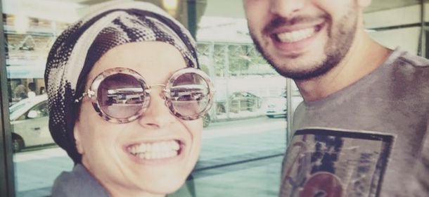 Alessandra Amoroso, occhiali anni '60 e turbante: la sua estate vintage ed etno-chic