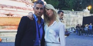 Alessia Marcuzzi: look total-white e sandali alla schiava al Coca Cola Summer Festival