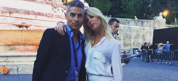 Alessia Marcuzzi: look total-white e sandali alla schiava al Coca Cola Summer Festival