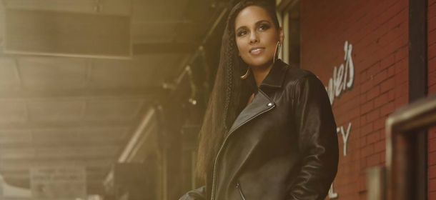 Levi's sceglie Alicia Keys: jeans nero e chiodo di pelle per la nuova campagna denim