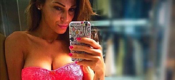 Anna Tatangelo: il bikini è sexy, fluo e firmato Flavia Padovan