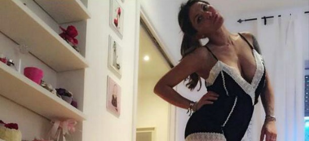 Guendalina Tavassi, look da futura mamma sexy: bikini, zeppe e shorts