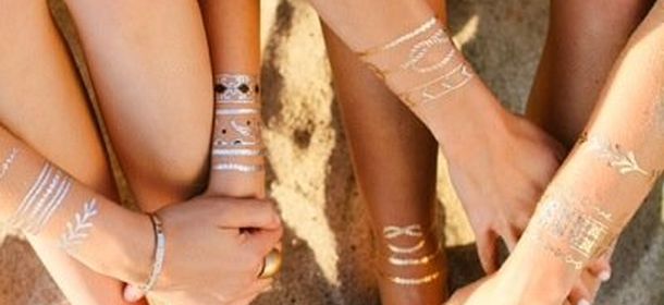 La moda dei Metallic Tatoo direttamente sulla pelle rimpiazza i gioielli