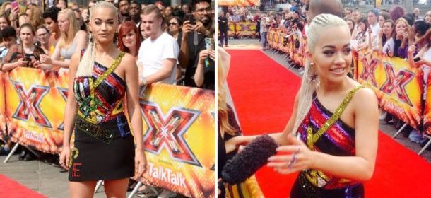 Rita Ora veste Versace ai casting di X-Factor: tubino scintillante e coda altissima [FOTO]