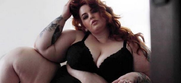 Tess Holliday, insultata su Facebook, risponde: "Vi spaventa vedere qualcuno felice e grasso"