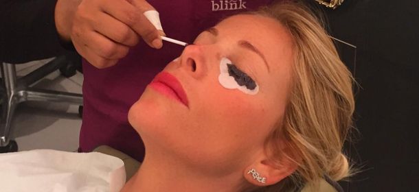 Tingere le ciglia per un effetto mascara come Alessia Marcuzzi. La moda sbarca in Italia