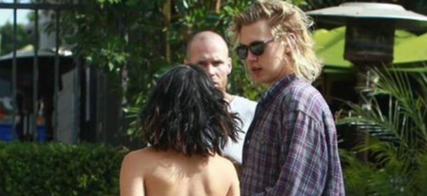 Austin Butler ha i capelli lunghi come Harry Stiles. E in Rete scoppia la polemica