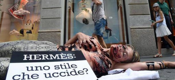 Hermès e la modella insanguinata in via Montenapoleone: protesta Peta contro le Birkin