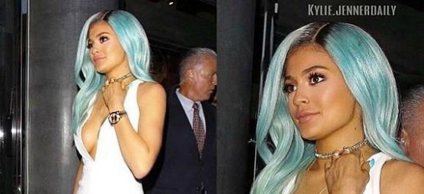 Kylie Jenner cambia look: capelli azzurro ghiaccio e scollatura vertiginosa